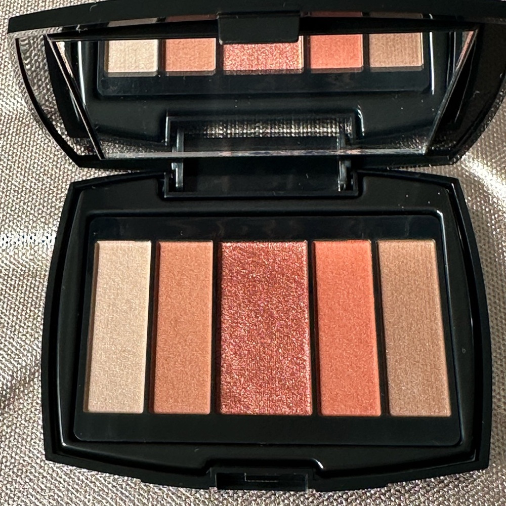 Luxurious Eyeshadow Palette with Shimmering Shades